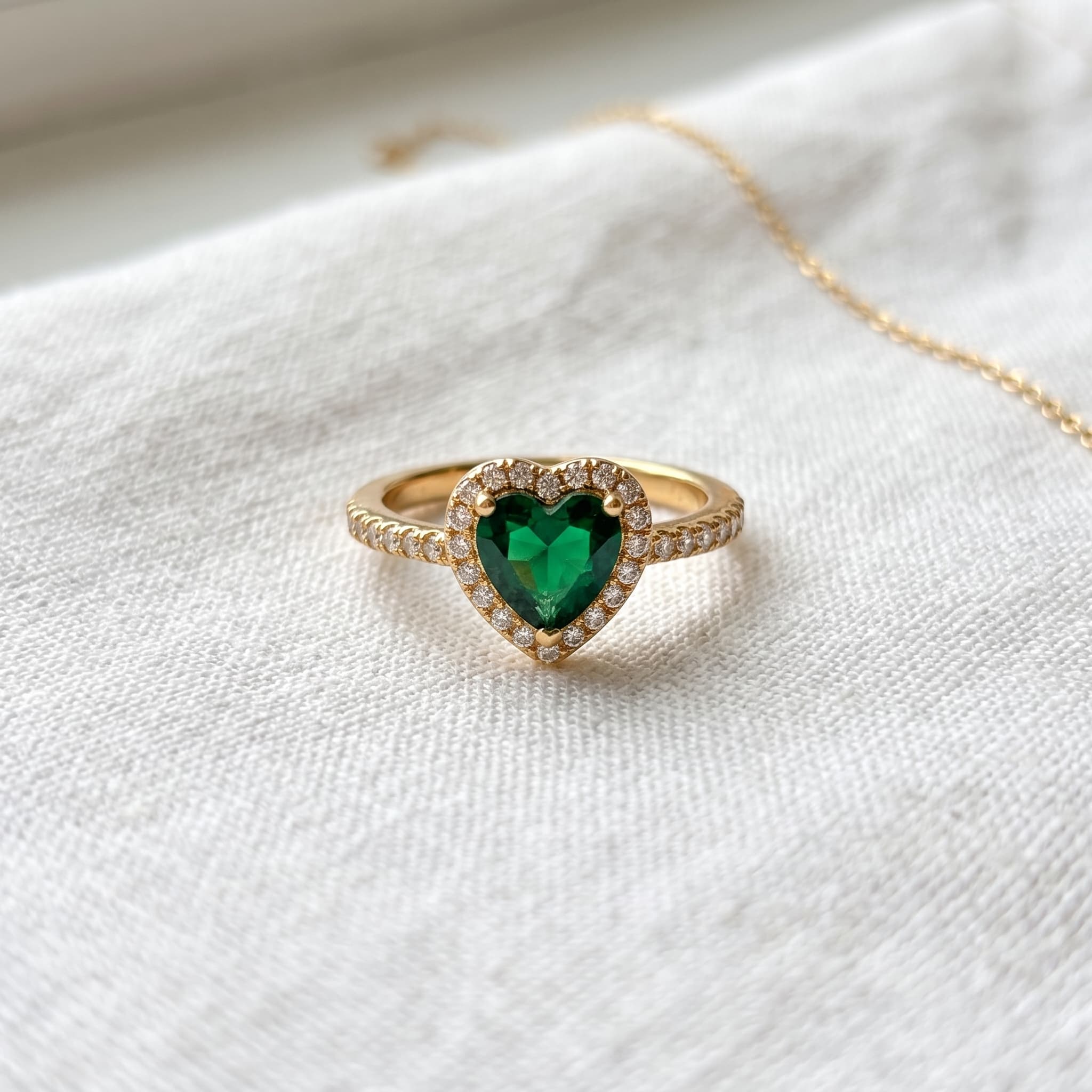 emerald heart gold ring
