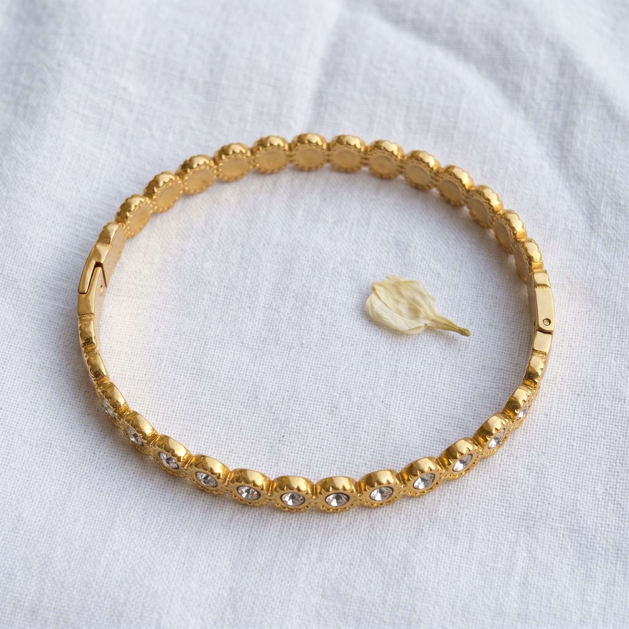 scalloped crystal detail bangle
